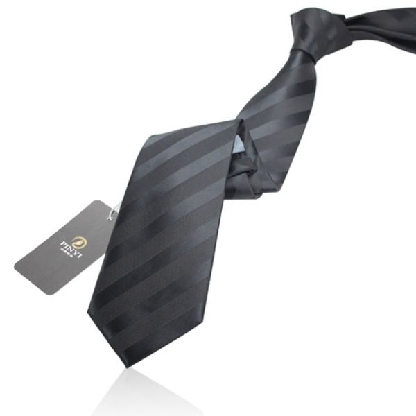 Cravate noire avec rayures mates et brillantes
