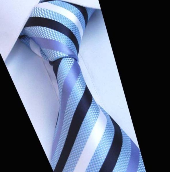 Cravate  bleue ciel avec rayures bleues marines