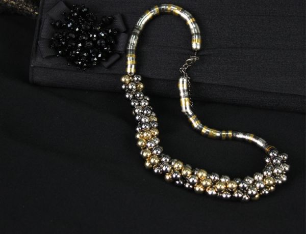 Collier fantaisie pour femmes avec perles et mailles en métal épaisses