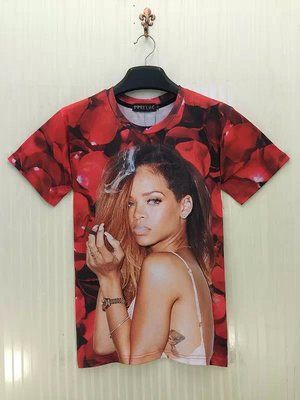 T shirt Rihanna Smoking Blunt Fond Roses Sublimé Homme Femme