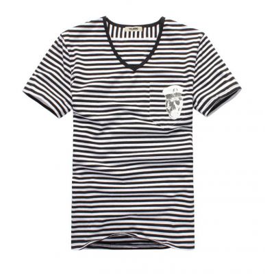 T Shirt col V à rayures fines blanches et noires et tête de pirate