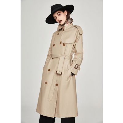 Trench-coat extra long pour femme avec composition brillante contrastante