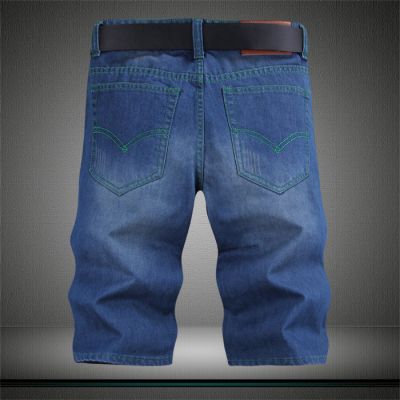 Short en jeans avec teinture rayée sur les poches