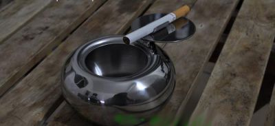 Cendrier rond portable et refermable en inox avec porte cigarette