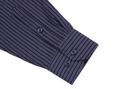 Chemise noire pour homme avec rayures bleues et violettes
