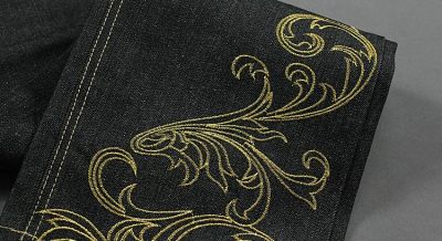 Jeans baggy large avec motif or brodé sur arrières