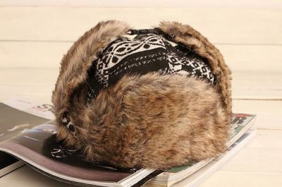Chapeau russe soviétique chapka à rayures avec fourrure oreilles