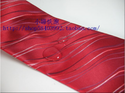 Cravate pure soie rouge avec diagonales fines bordeaux
