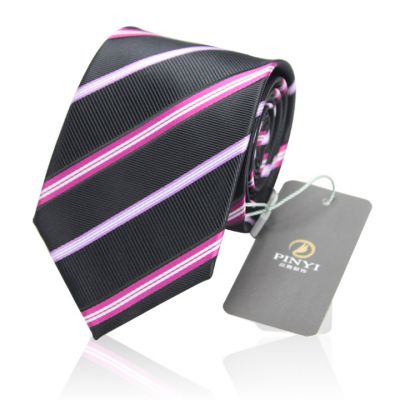 Cravate noire avec fines rayures violettes