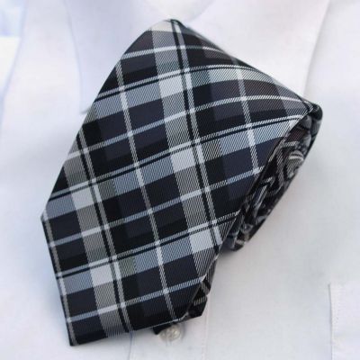 Cravate en soie avec motif à carreaux écossais noir et blanc