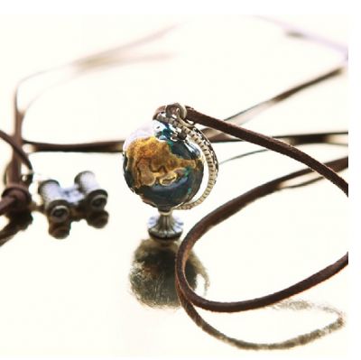 Collier fantaisie avec cordon cuir et pendentif globe planète métal