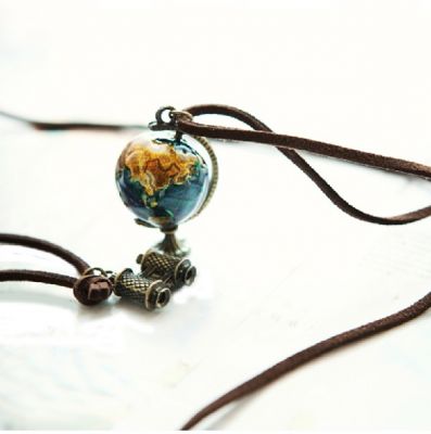 Collier fantaisie avec cordon cuir et pendentif globe planète métal
