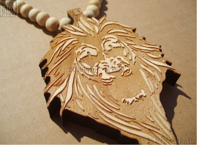 Pendentif en bois bling bling avec design Lion