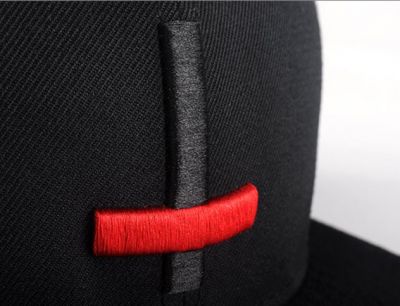 Casquette Snapback Croix inversée Noire et Rouge Ajustable