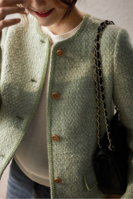 Court manteau pour femme en laine verte avocat avec texture tweed