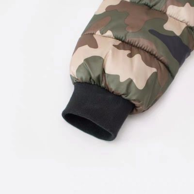 Doudoune enfant camouflage motif militaire avec capuche et rembourrage