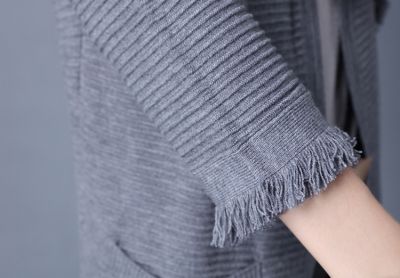 Gilet long knitwear pour femme avec bordure à frange et poches côté