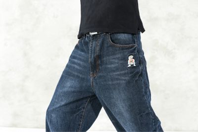 Jeans Baggy homme avec badge et motif poche arrière brodé