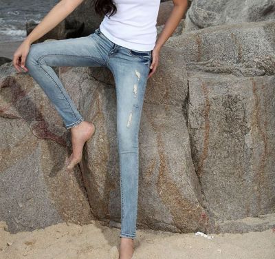 Jeans Taille Basse Moulant pour Femme avec Griffures Bleu Ciel