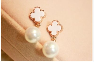 Boucles d'oreilles fantaisie avec trèfle à 4 feuilles et imitation perles
