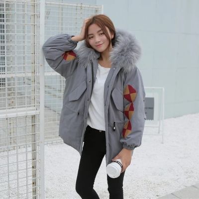 Manteau hiver pour femme avec broderie géométrique et capuche fourrure
