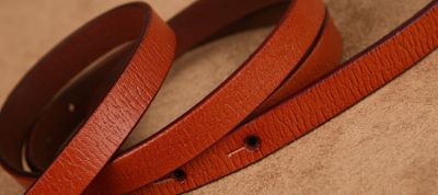 Petite ceinture fine fashion pour femme avec détail métal