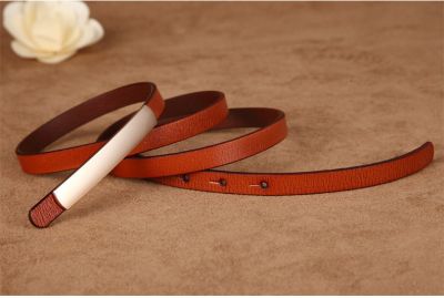 Petite ceinture fine fashion pour femme avec détail métal