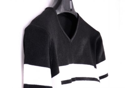 Pullover en tricot à col V avec motif à rayures larges