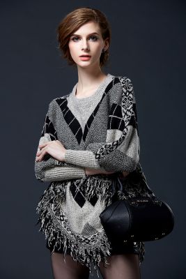 Pullover poncho pour femme avec motif à carreaux et frange
