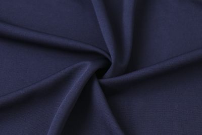 Robe avec haut marin à rayures et bas bleu marine à plis