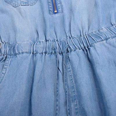 Robe en jeans à manches courtes avec décolleté à fermeture éclaire
