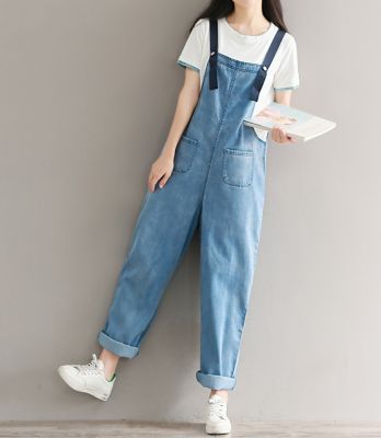 Salopette en jeans pour femme avec coupe large oversize et poches avant arrière