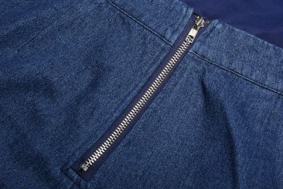 Salopette en jeans pour femme avec poche avant carrée