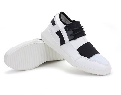 Sneakers noires avec bande élastique couvrante et semelle blanche