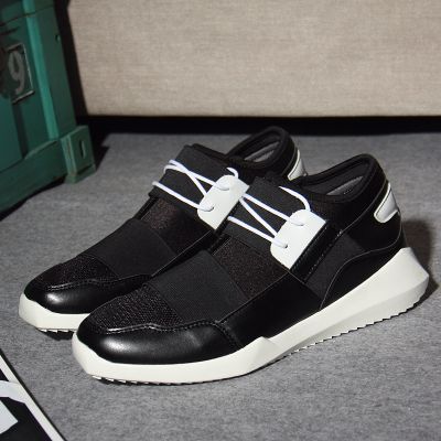 Sneakers noires avec bande élastique couvrante et semelle blanche