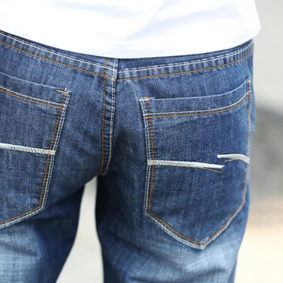Bermuda en jeans pour homme avec ourlet à carreaux