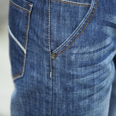Bermuda en jeans pour homme avec ourlet à carreaux