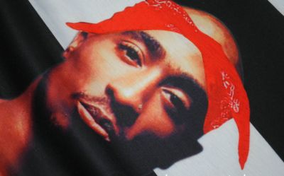 T shirt 2pac Tupac Shakur Fond Noir et Blanc Manches Uzi