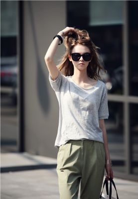 T shirt en coton Essentials pour femme avec col V manches courtes