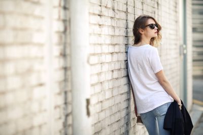 T shirt en coton Essentials pour femme avec col V manches courtes