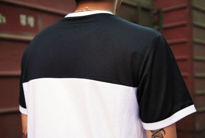 T shirt noir bicolore avec empiècement poitrine en mesh