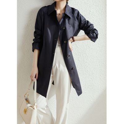 Trench - coat casual classique pour femme avec simple boutonnage