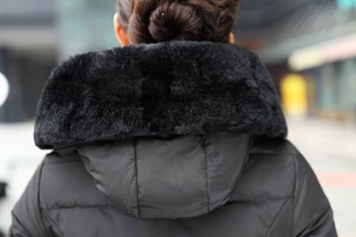 Manteau d'hiver pour femme avec bordure col en fausse fourrure