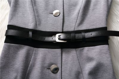 Robe fashion femme avec petite ceinture cuir et fermeture bouton