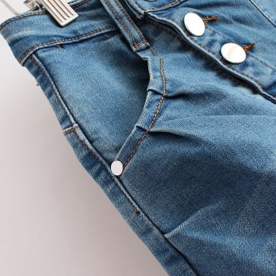 Jeans fashion pour femme avec fermeture à bouton décalée côté